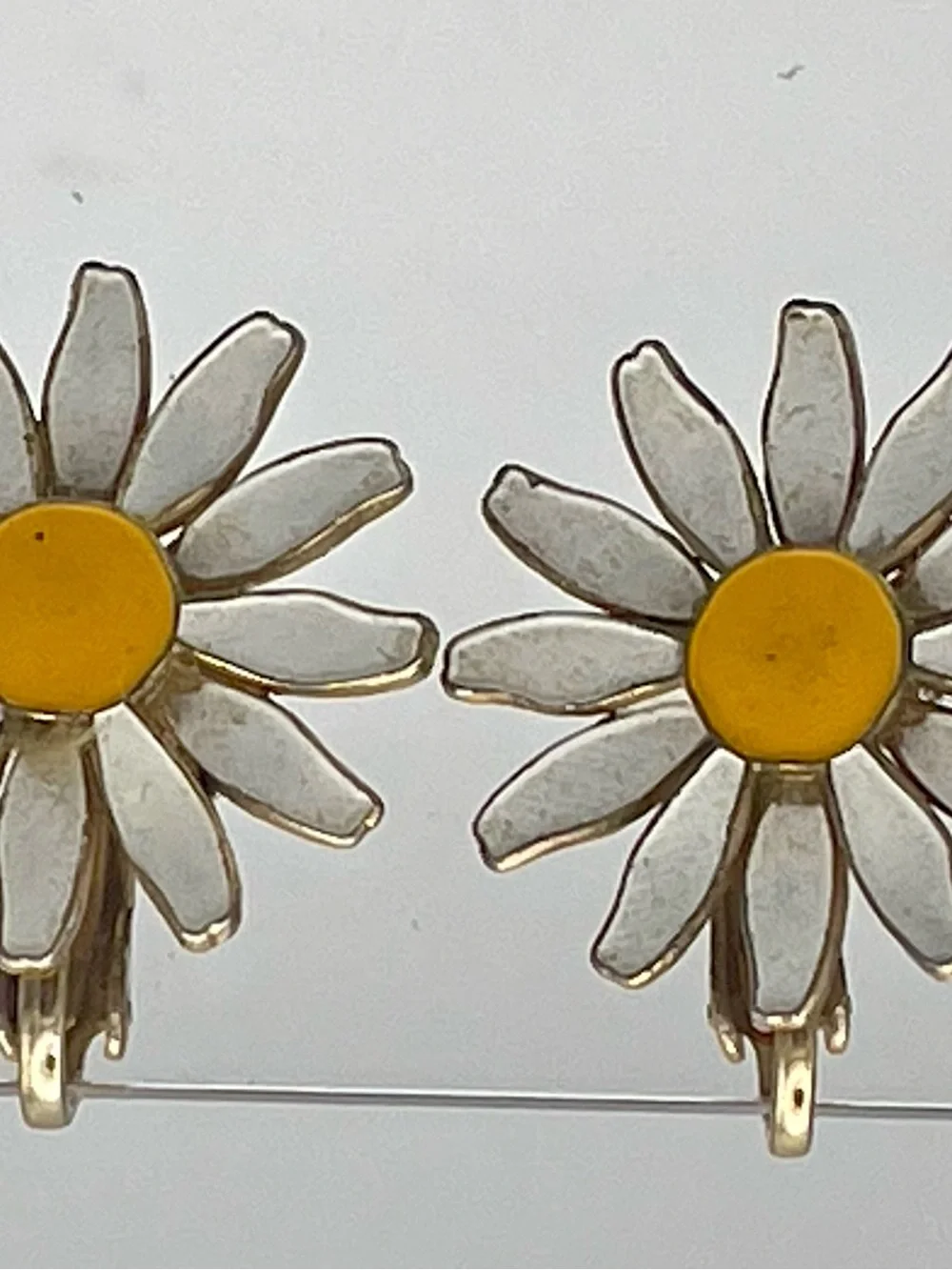 Vintage White & Yellow Enamel Daisy Clip-On Earrings. Mid century Modern